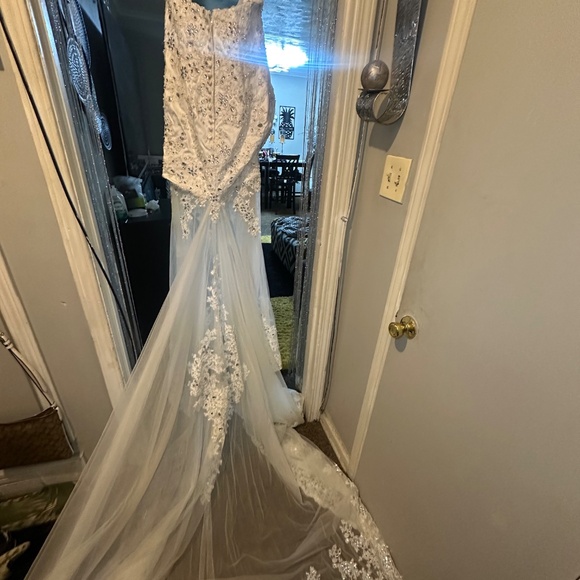Wedding dress - Picture 3 of 17